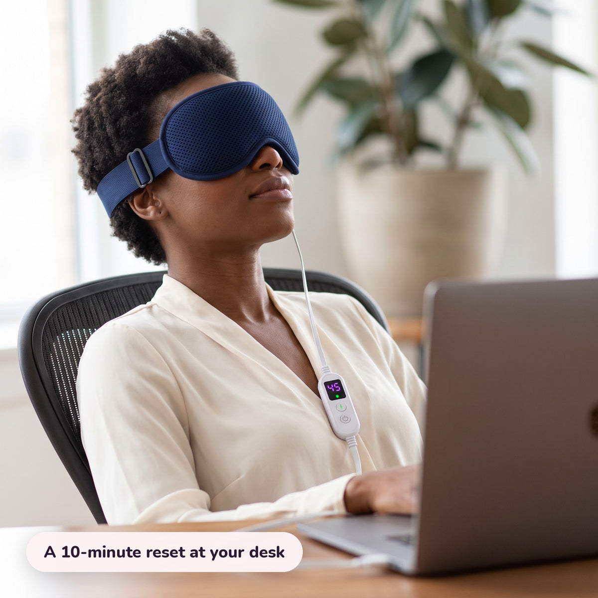 Snugglet Dusk Mask Pro in use – A 10-minute reset at your desk