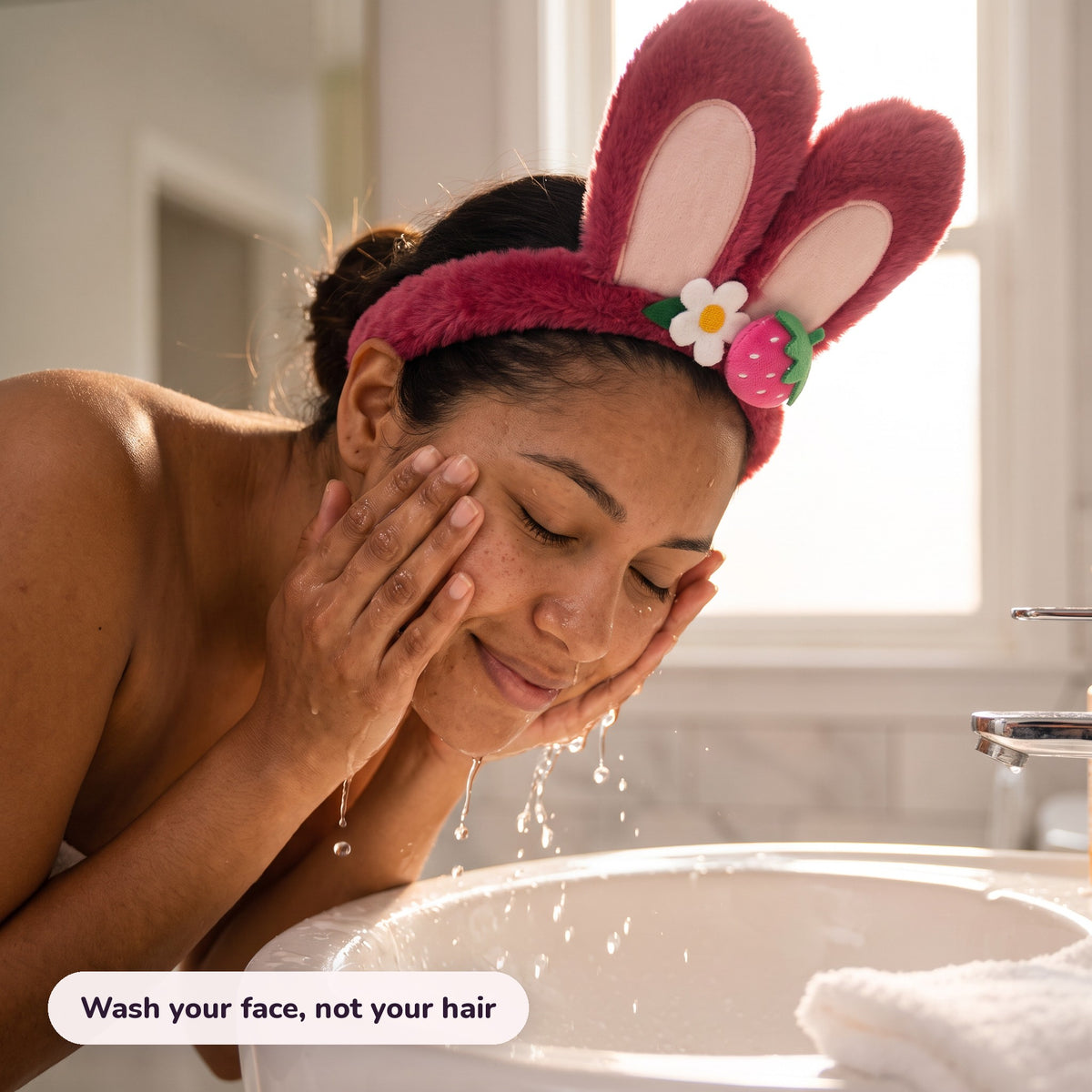 Snugglet Spa Band in use – Wash your face, not your hair